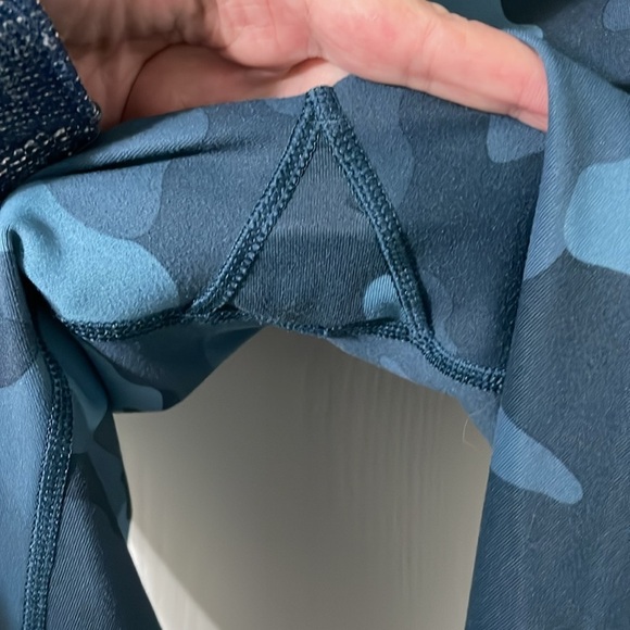 Fabletics PowerHold Royal Blue Camouflage Print Capris Leggings Size Medium - Picture 5 of 6